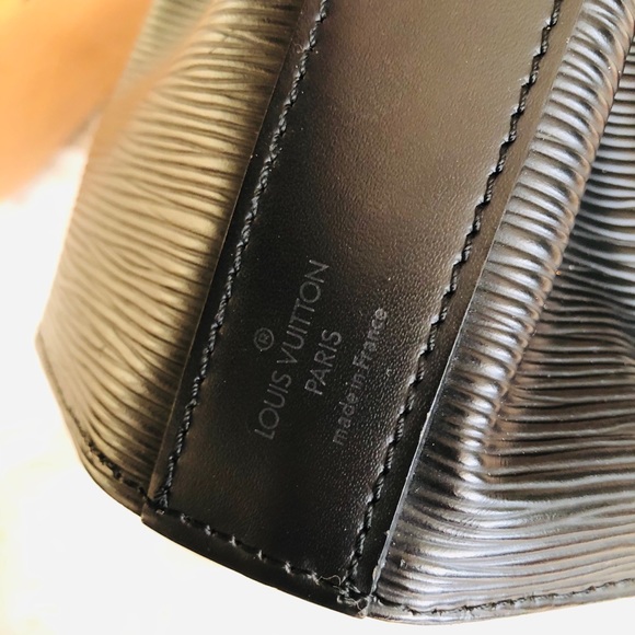 Louis Vuitton Black Epi Leather Sac D’Epaule - Picture 5 of 10